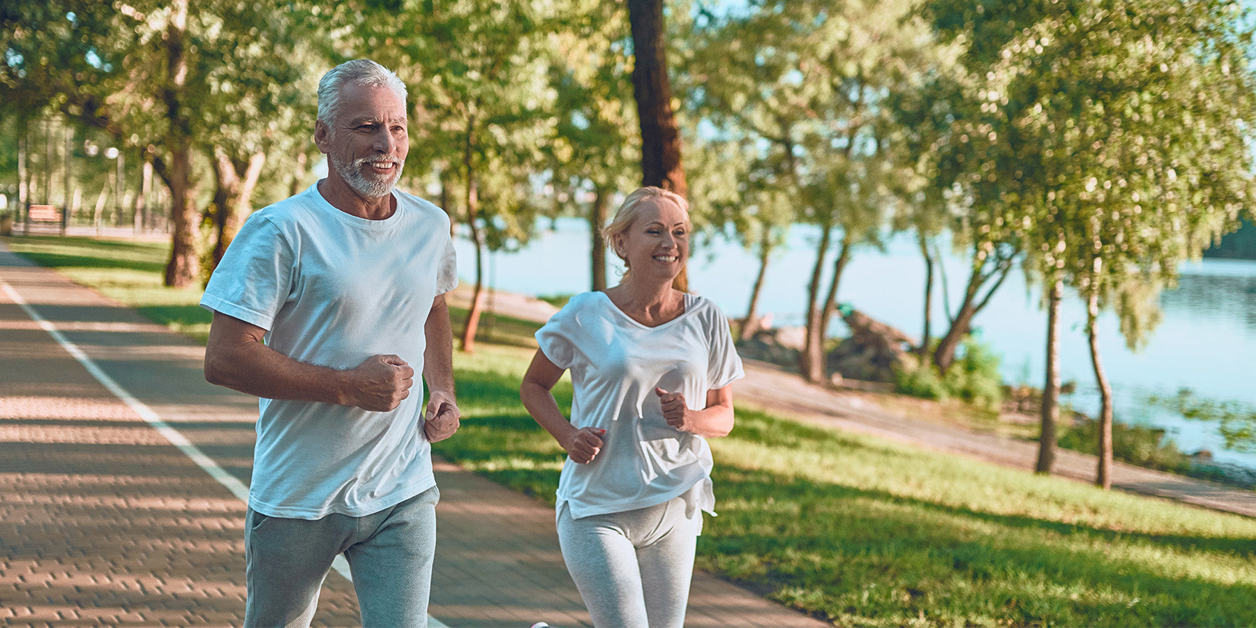 Paar in den späten 50zigern beim Jogging am Wasser